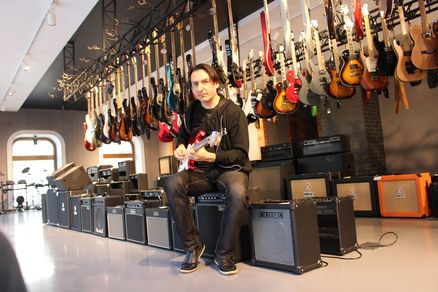 Гитарист в магазине Мир Музыки на Литейном