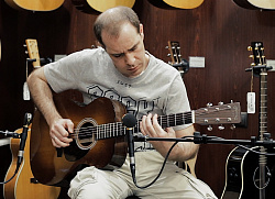 Михаил Кичанов демонстрирует гитару Martin OM-21